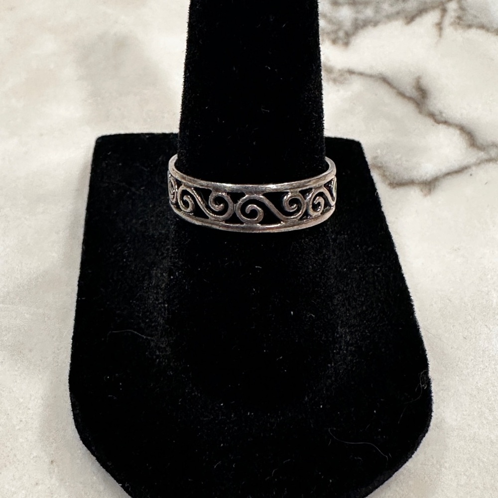 Elegant Silver Swirl Ring
